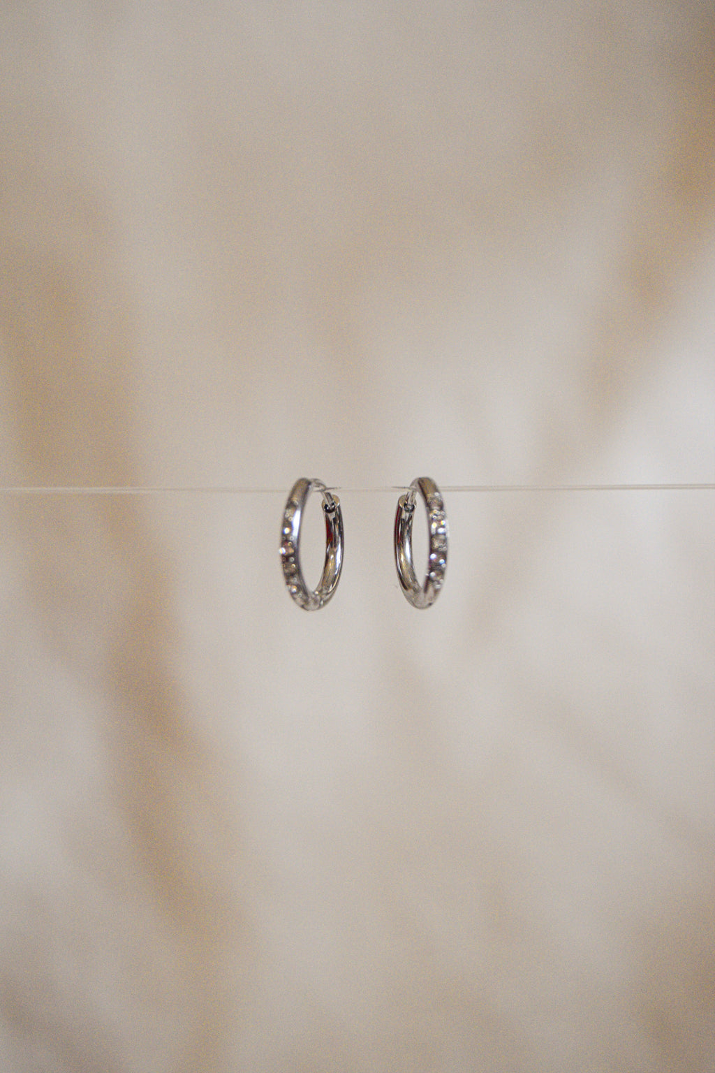 Argolas prateadas brilhantes