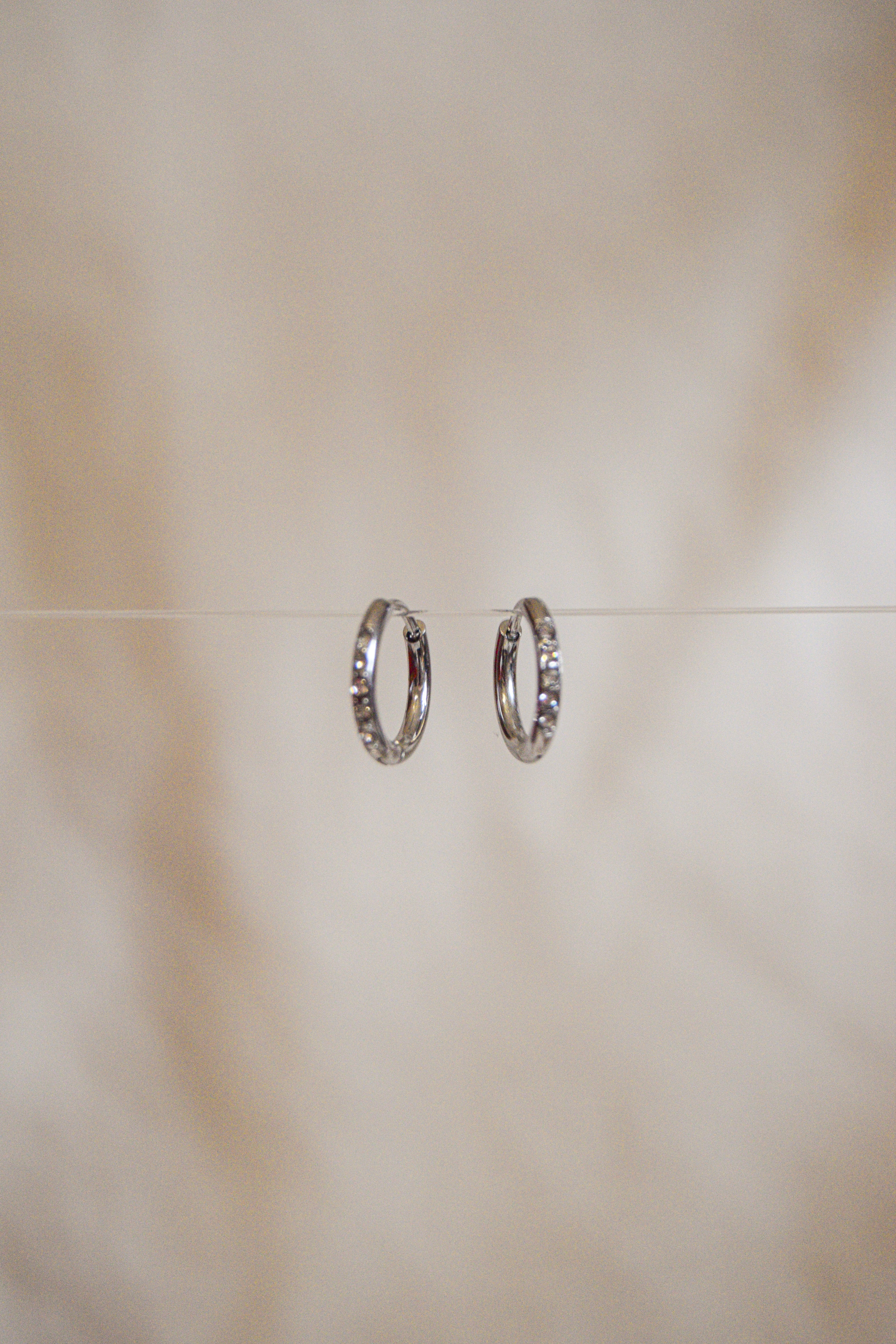 Argolas prateadas brilhantes