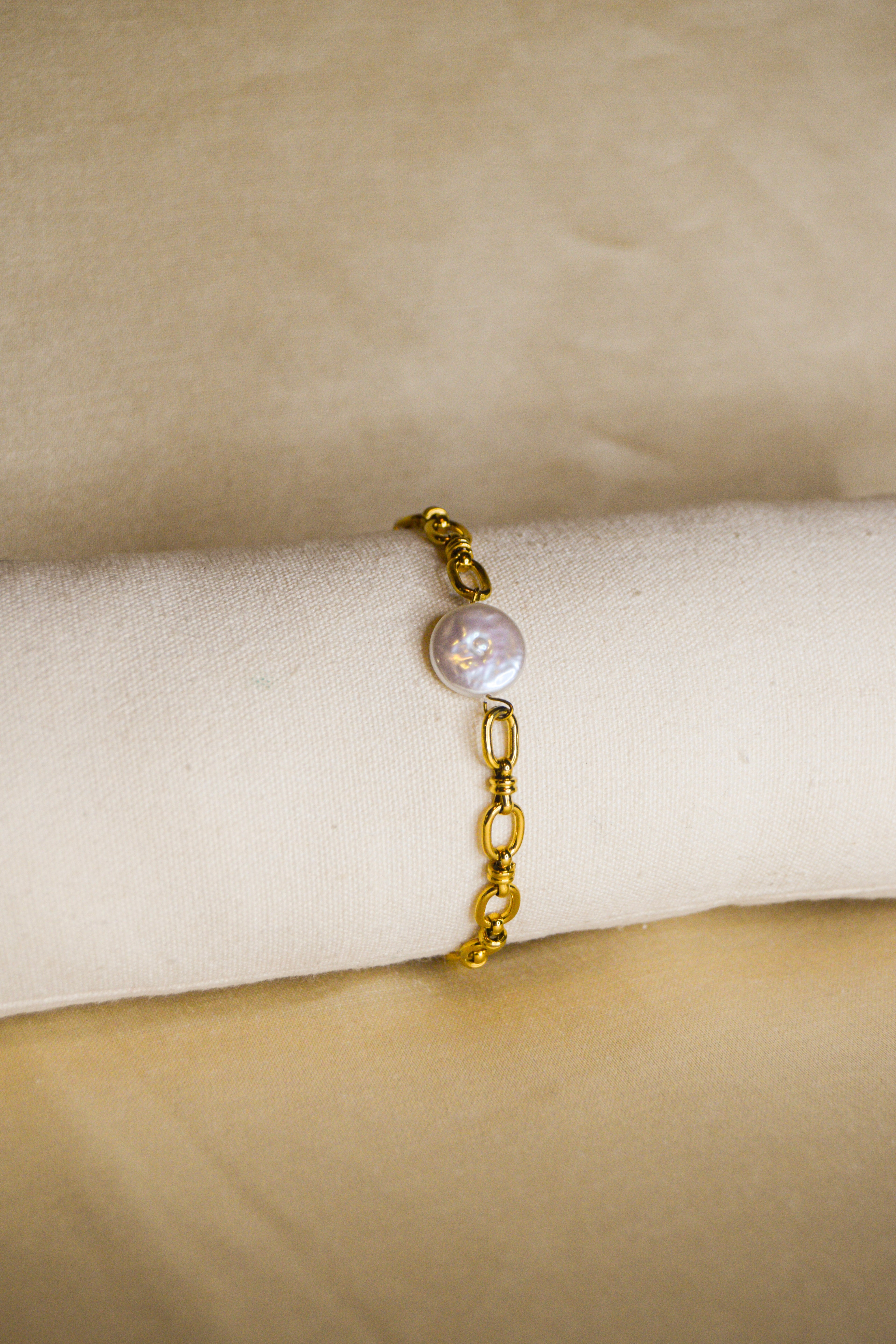 Pulseira dourada pérola