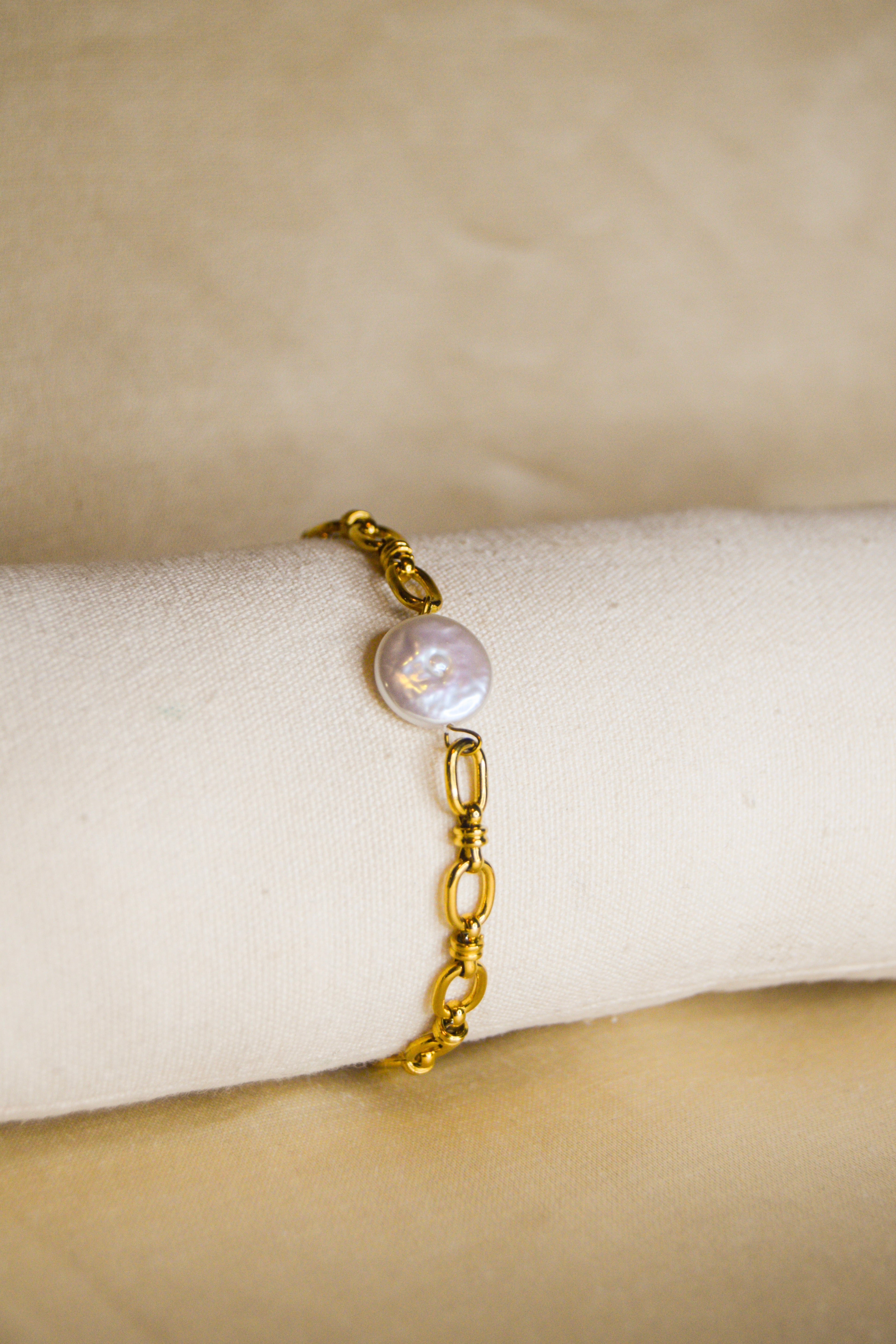 Pulseira dourada pérola