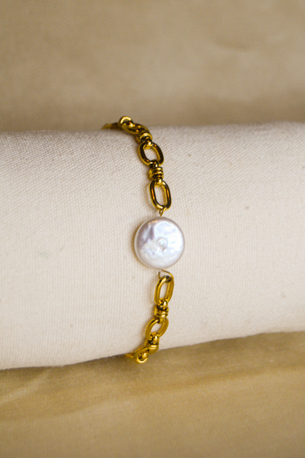 Pulseira dourada pérola