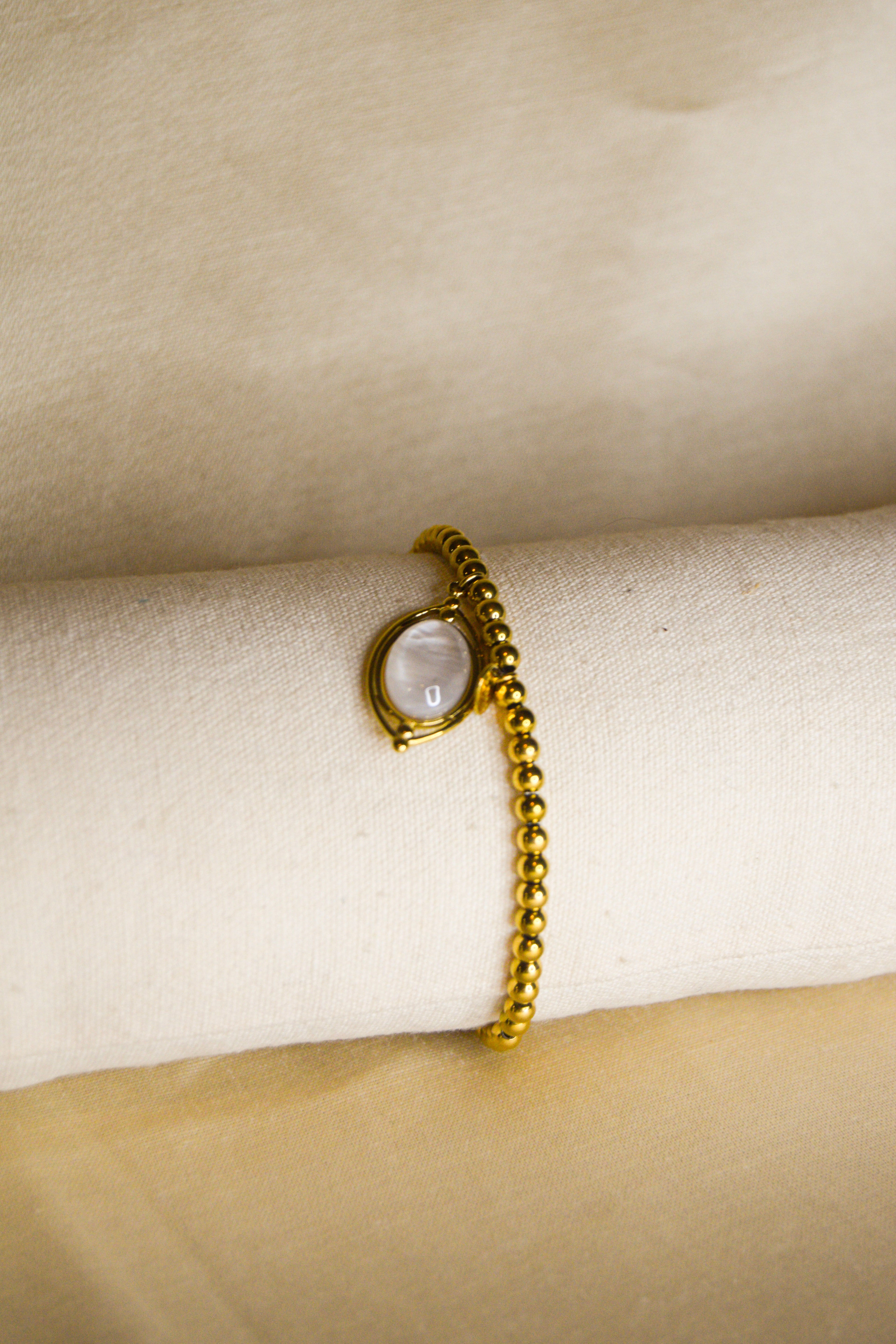 Pulseira dourada pendente oval