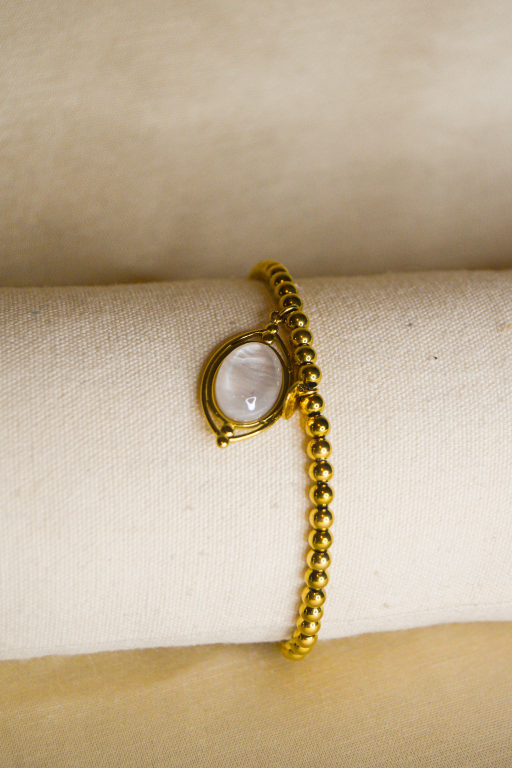 Pulseira dourada pendente oval