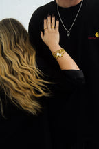 Colar prateado com pedra preta