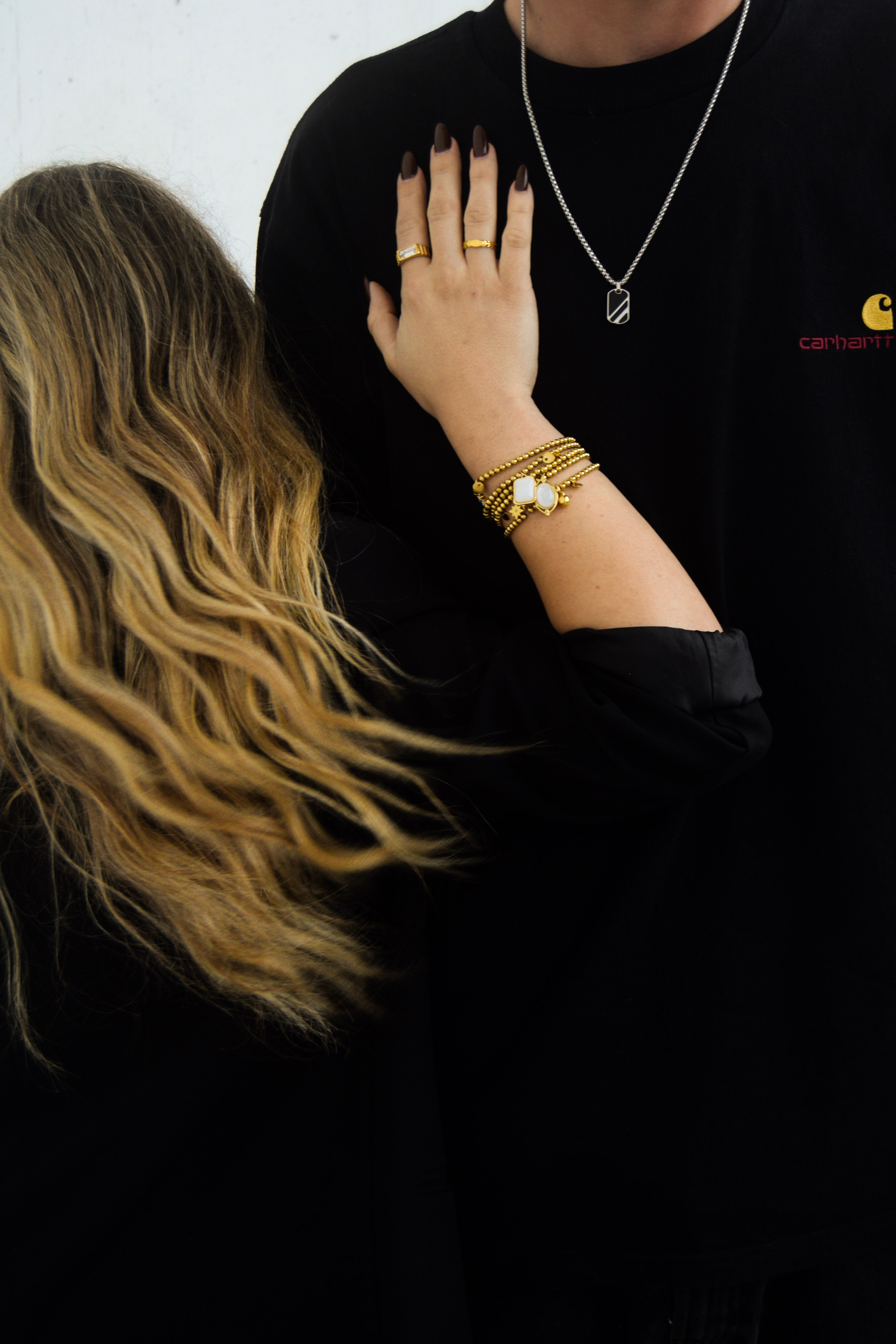 Colar prateado com pedra preta