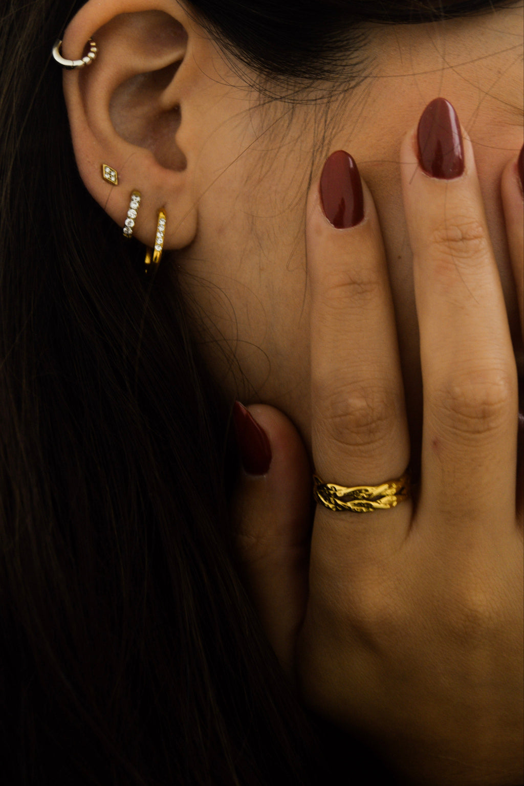 Argolas douradas brilhantes