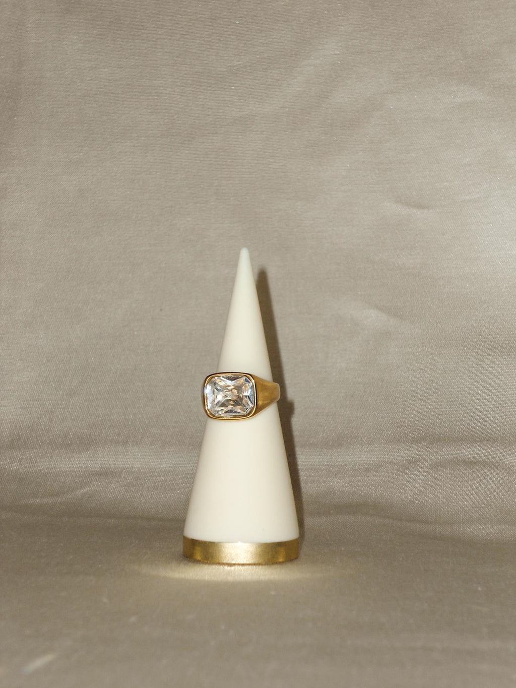 Anel dourado brilhante